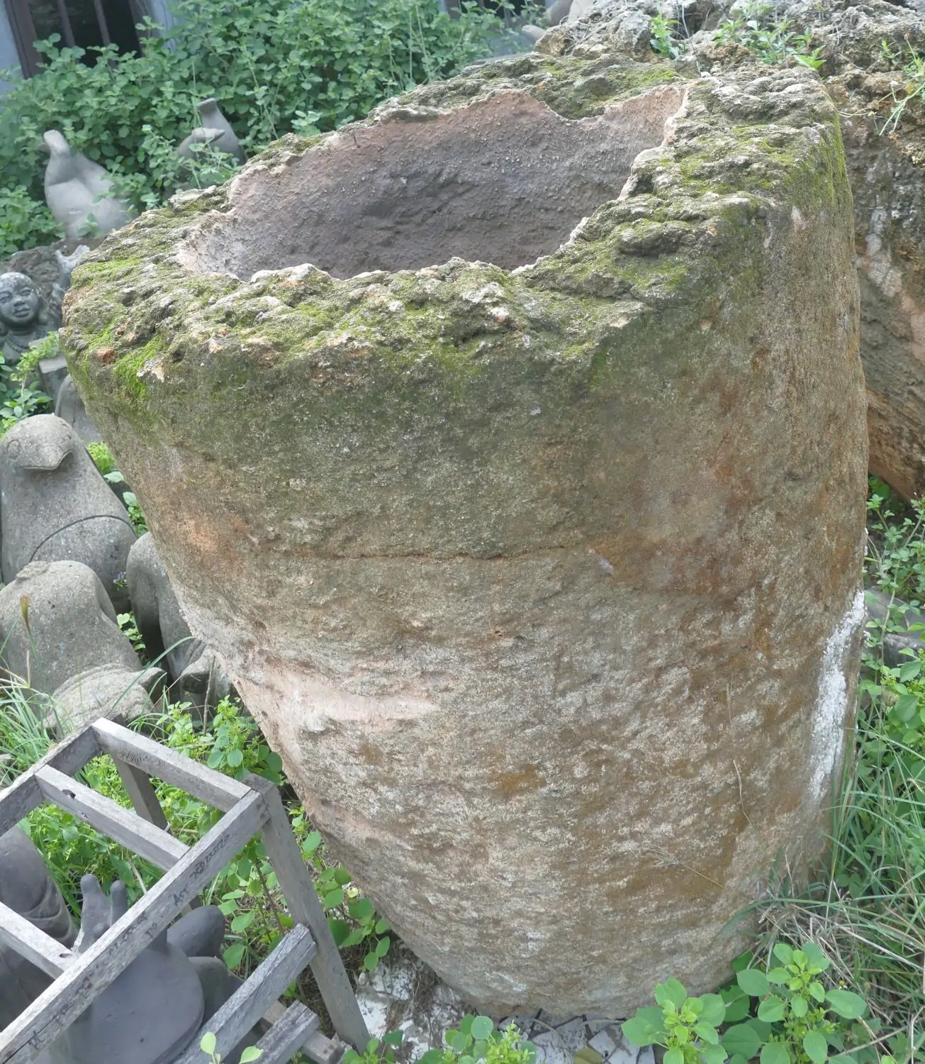  Product image 2 of the product “The Iceland Pot is made of limestone, it comes from coast of Indonesia. It is about 120cm height and 83cm depth. ”